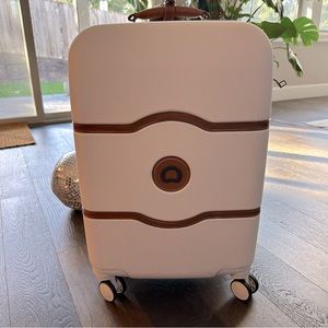 Excellent condition (used just 4x) carryon Delsey Chalet in white! 21”